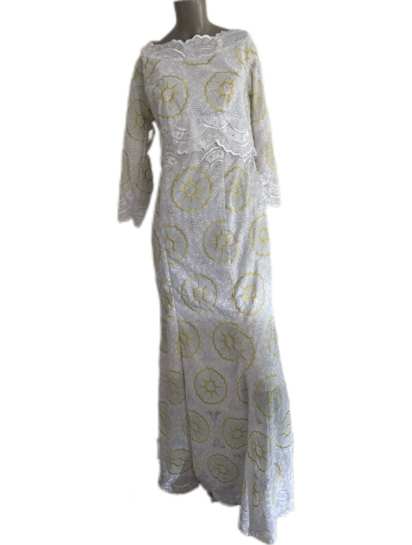 Robe brodé, blanc dorée, taille M, Très bon état, Foulard