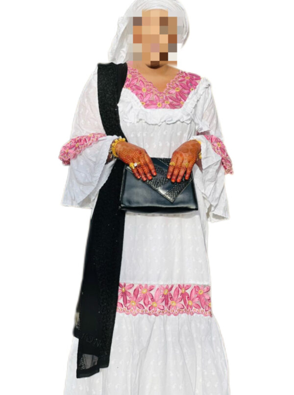 Robe brodé Blanc, taille L/XL, Très bon état, foulard
