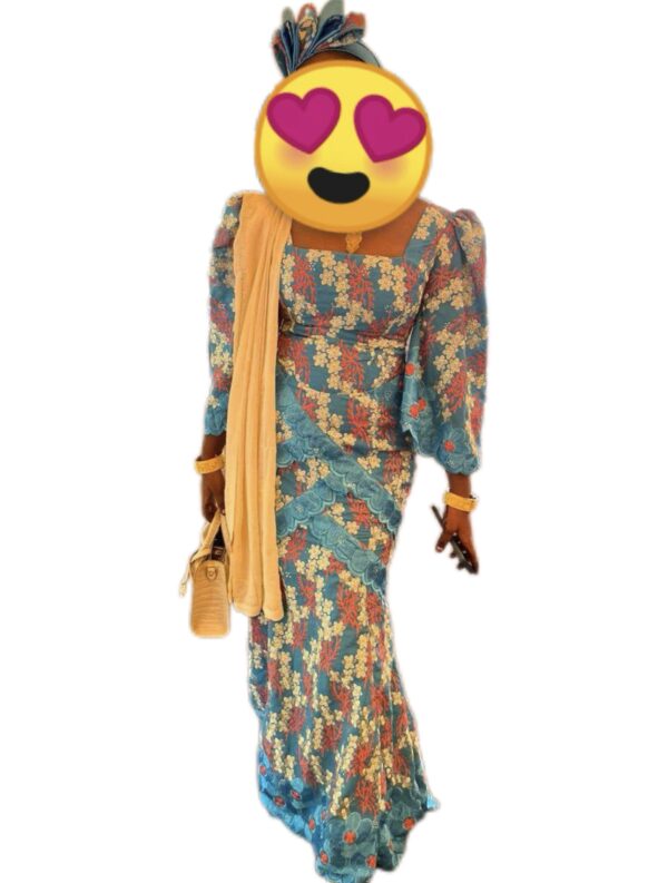 Robe brodé, Taille S, Très bon état, foulard
