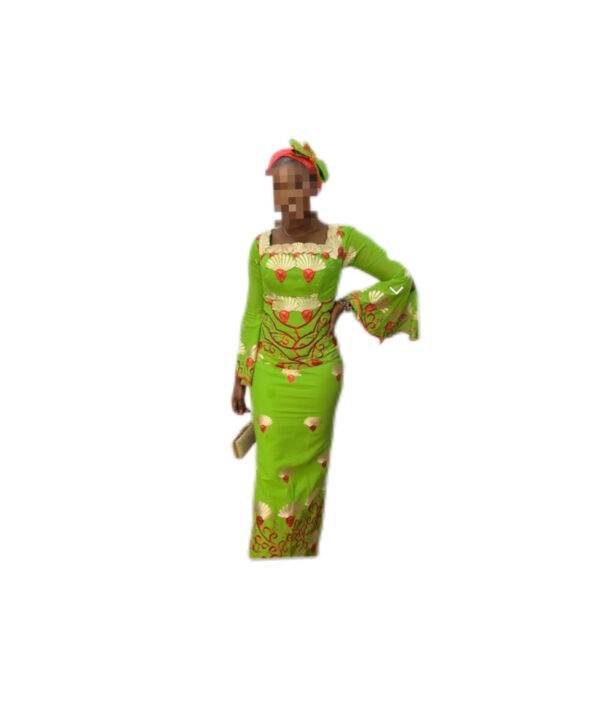 Robe brodé , taille M, Quasi-neuf, foulard