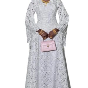 GO14022026, robe brodé blanc, taille M, foulard