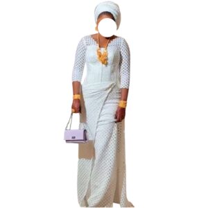OD20052026, robe brodé blanc, taille M, foulard